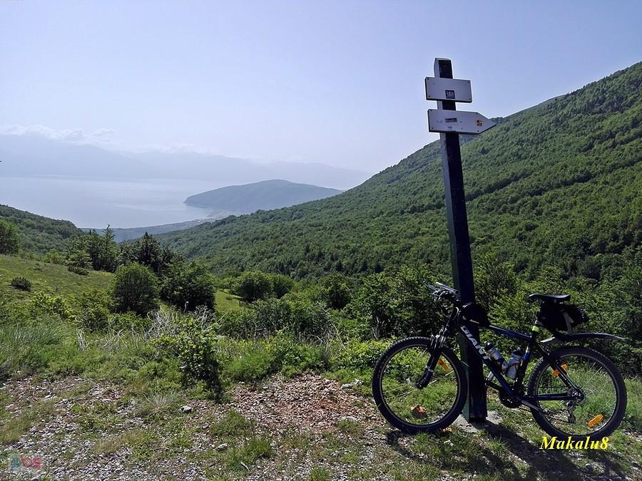 Spojrzenie na jezioro za górką-Prespa
