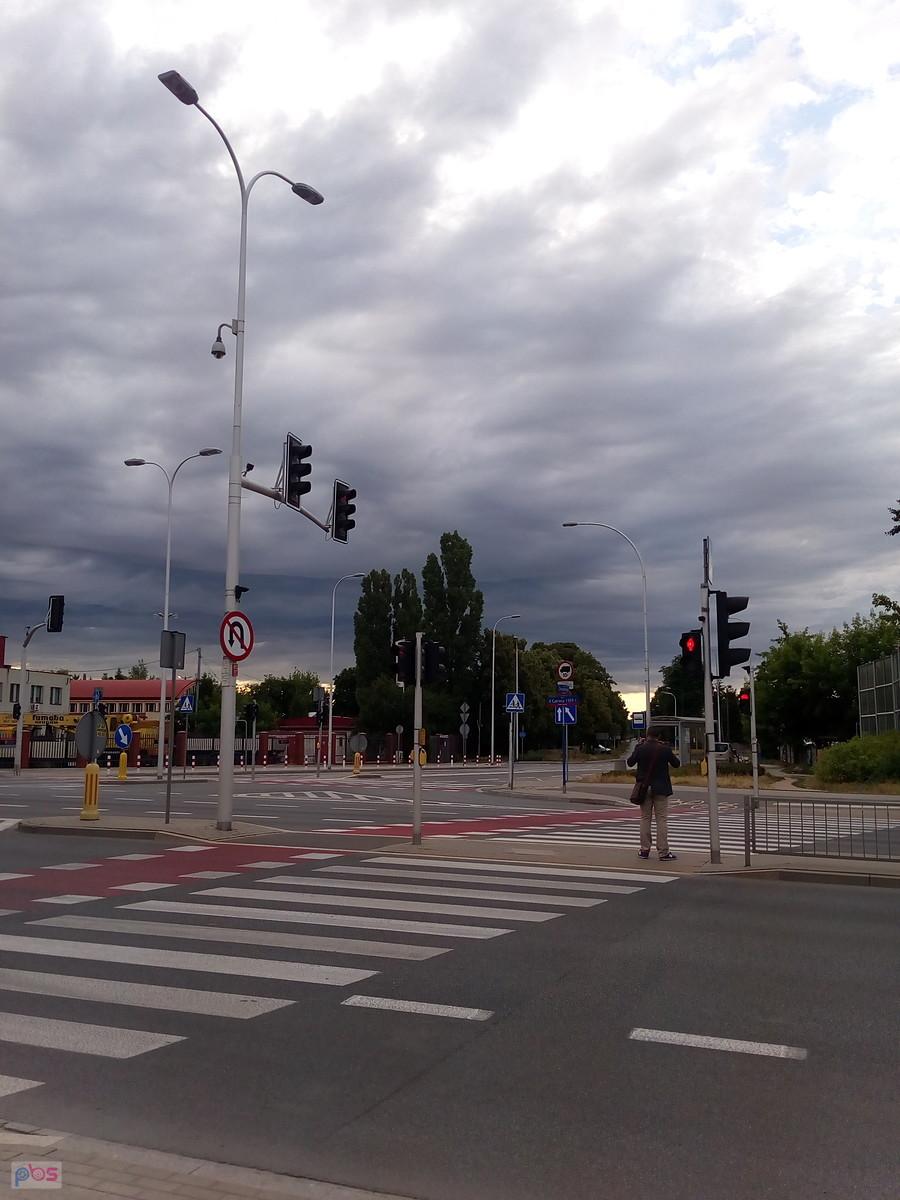 Ciemne chmury, ale deszcze skrzętnie omijają Warszawę