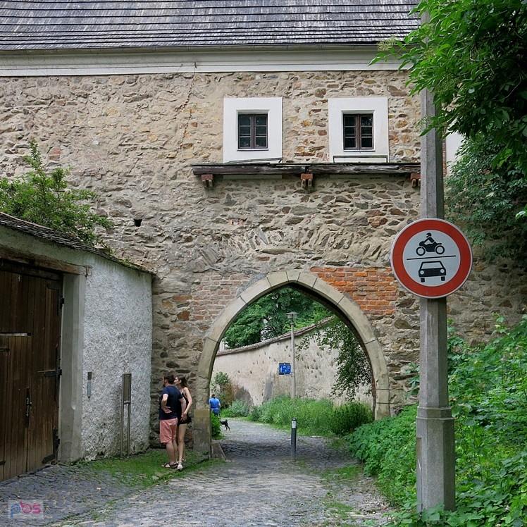 Po bruku pod górę, tu nie da się jechać, trzeba iść