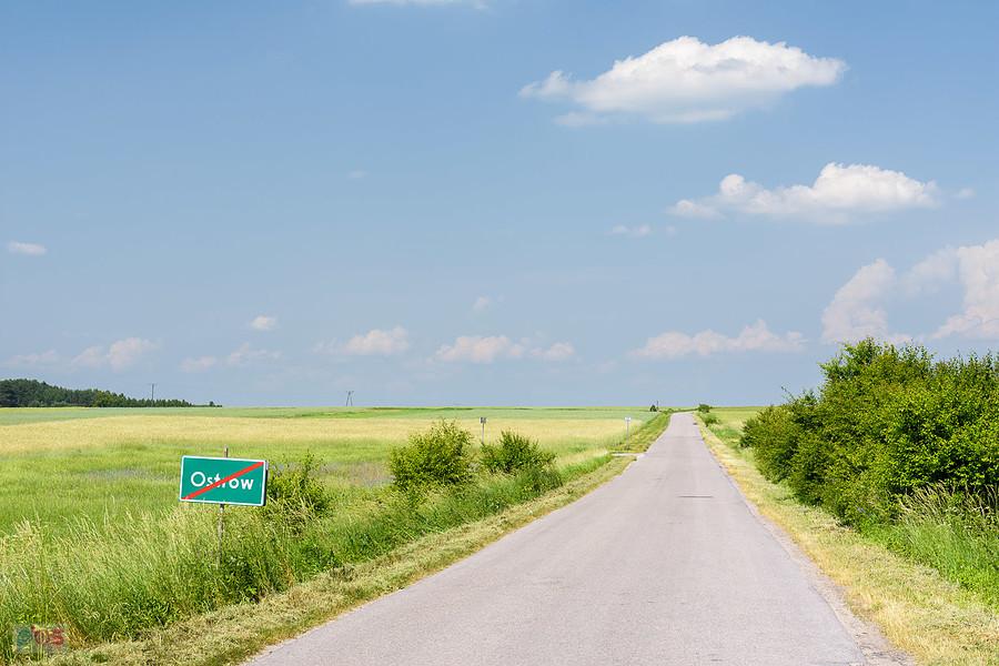 Droga w miejscowości Ostrów, w powiecie włoszczowskim