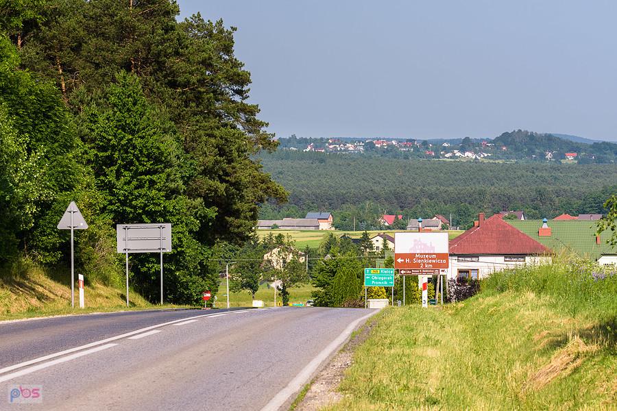 Drogą przez Strawczynek - na horyzoncie zabudowania Kielc
