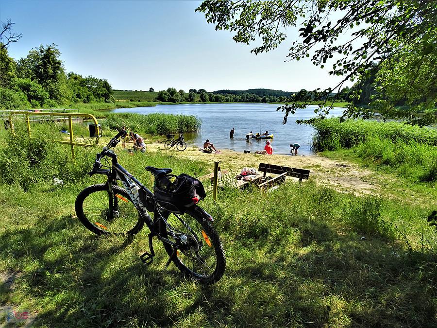 Lato na rowerze - wycieczka nad Jezioro Borówno Wielkie, popływać. Jestem na miejscu. Jezioro Rokickie w drodze powrotnej.