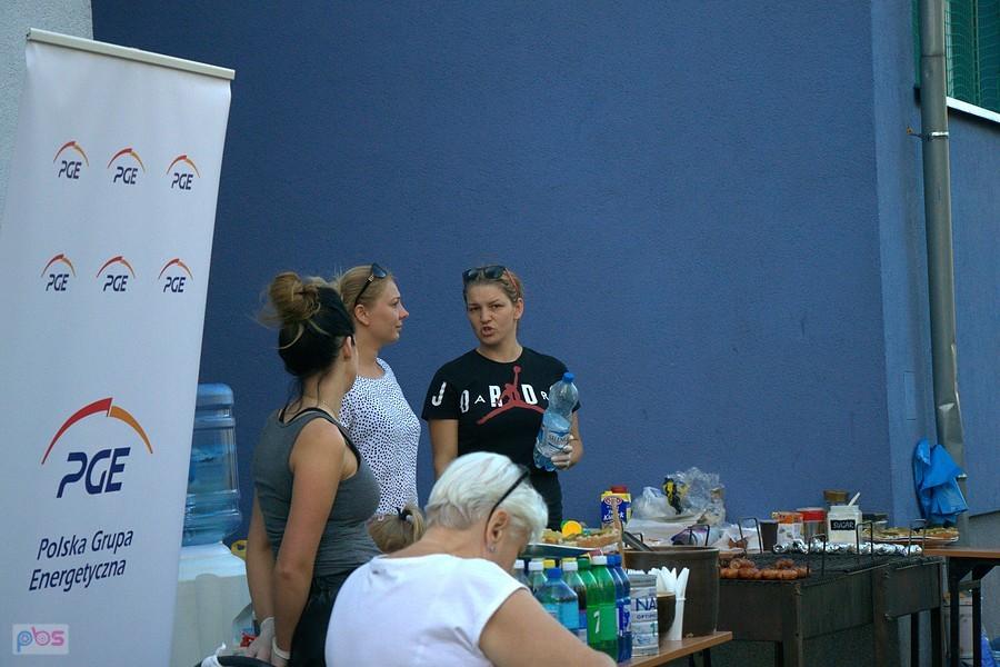 a za wrzucenie datku do puszki można zjeść ciasto lub kiełbasę :)