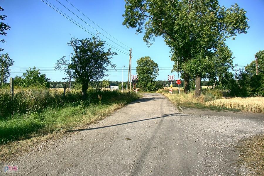 w Morzycy kieruję się do torów kolejowych