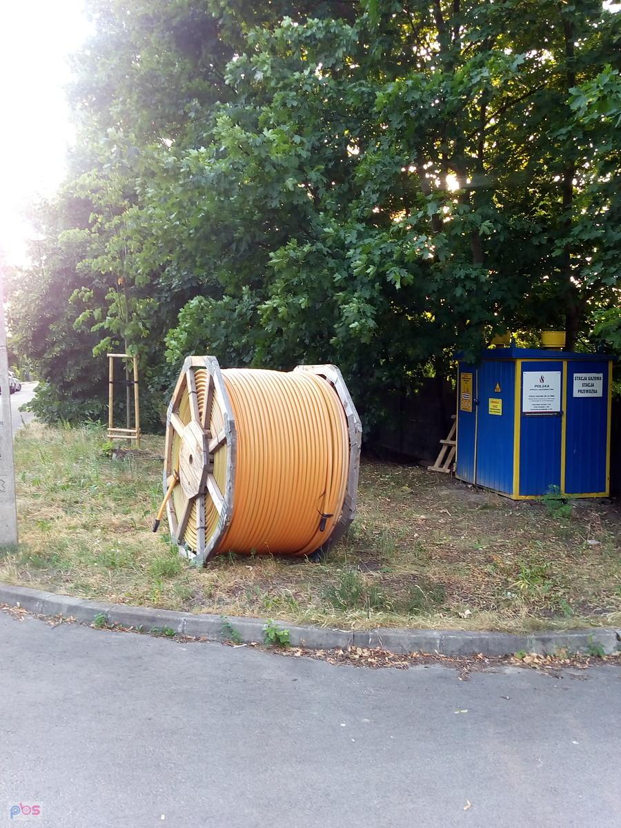 Szpulka z wężem do podlewania. Jest susza