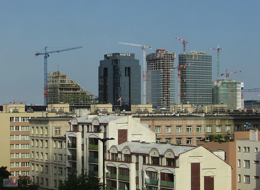 Warta Tower i powstające nowe biurowce