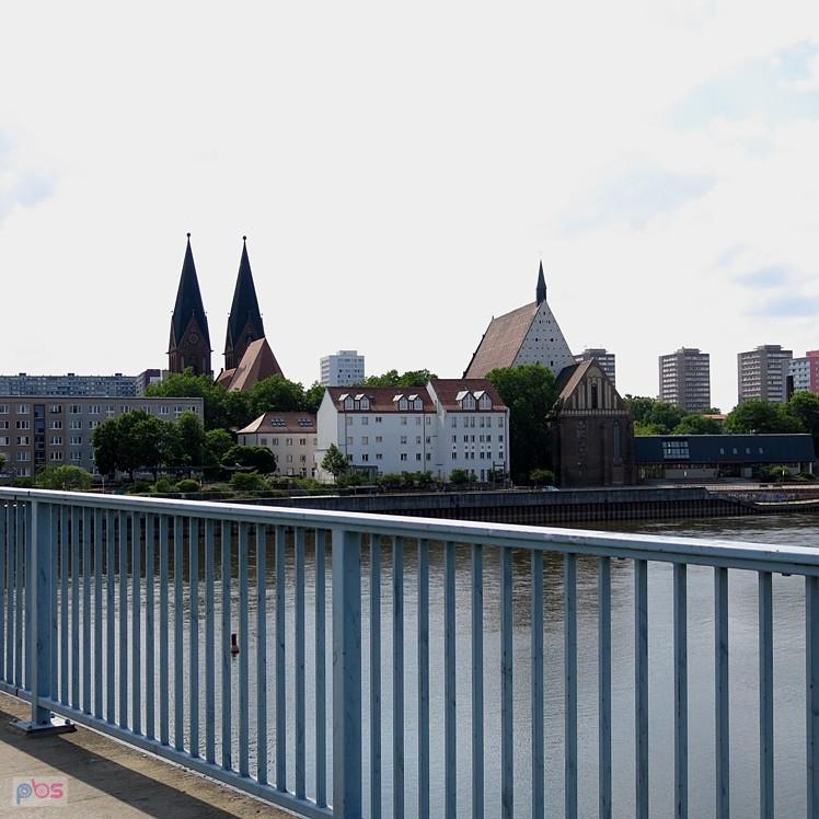 Po drugiej stronie brzegu widoczny Frankfurt nad Odrą