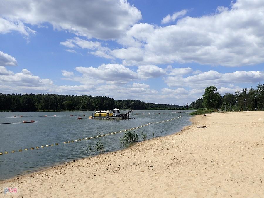 Pogłębiarka na jeziorze w Blachowni