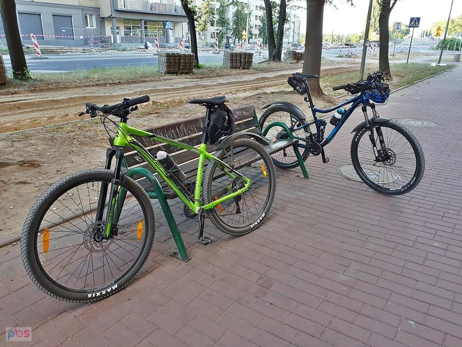 Odpoczynek na zakończenie wspólnej wycieczki - Al. Pokoju w Częstochowie i nasze Meridy: Big.Nine 500 oraz One-Twenty 9.600