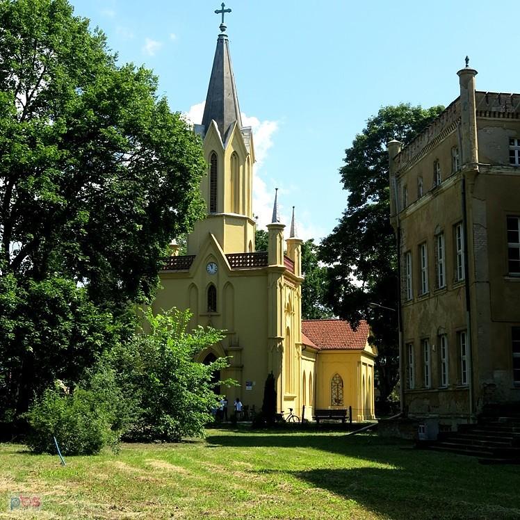 Dąbroszyn - Kościół z XII w. i zniszczony dwór
