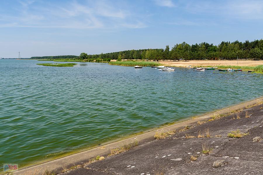 Zbiornik wodny "Poraj" - widok z brzegu w miejscowości Masłońskie