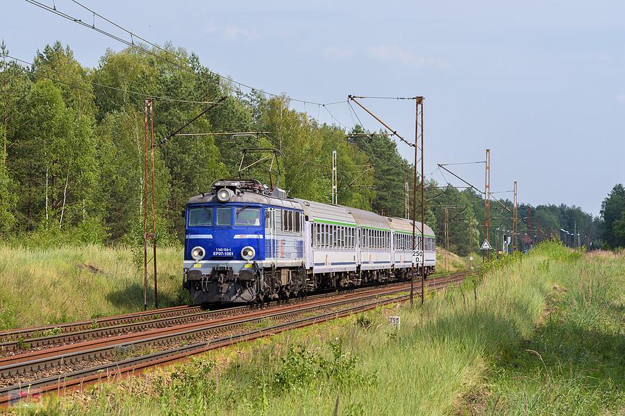 EP07-1061 z poc. TLK 45110 "Stoczniowiec" relacji: Katowice - Gdynia Główna mija miejscowość Masłońskie.