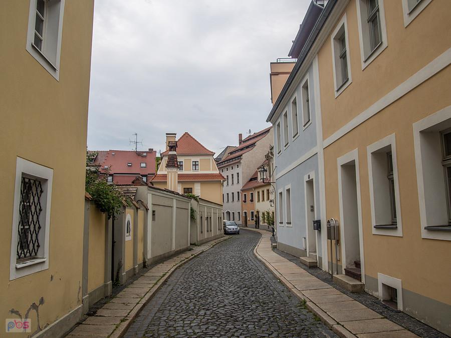 Wybrukowana uliczna na szlaku