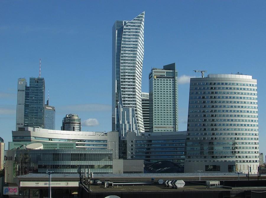 Apartamentowiec Złota 44 i jego otoczenie