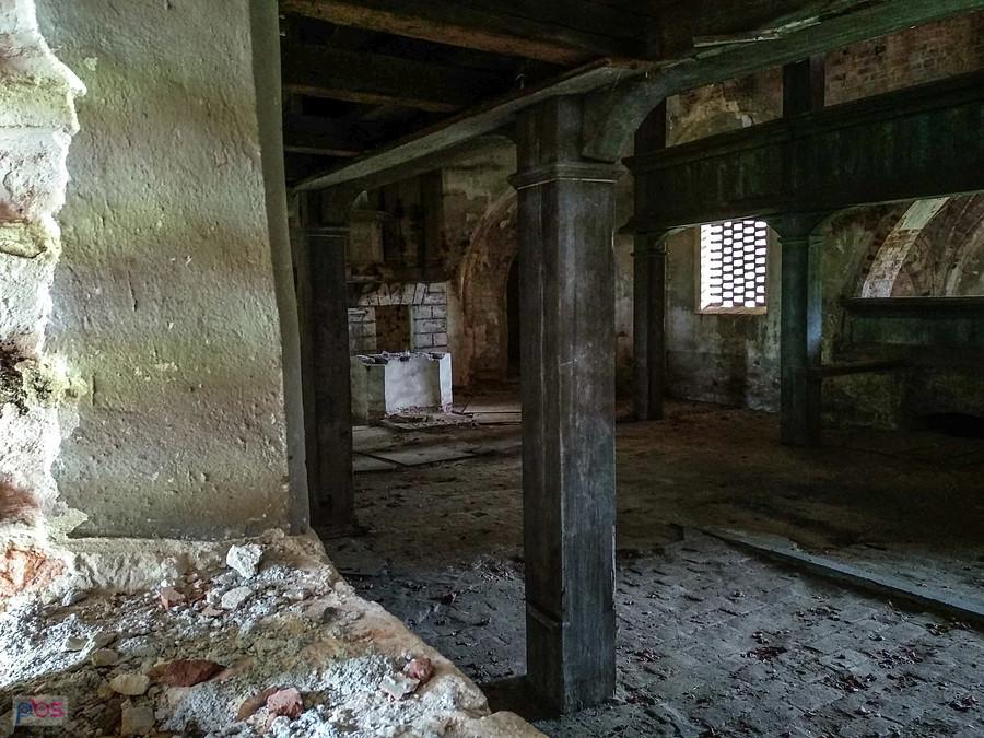 Wnętrze ruin kościoła, wygląda na to, że trwają jakieś prace by przywrócić go do życia