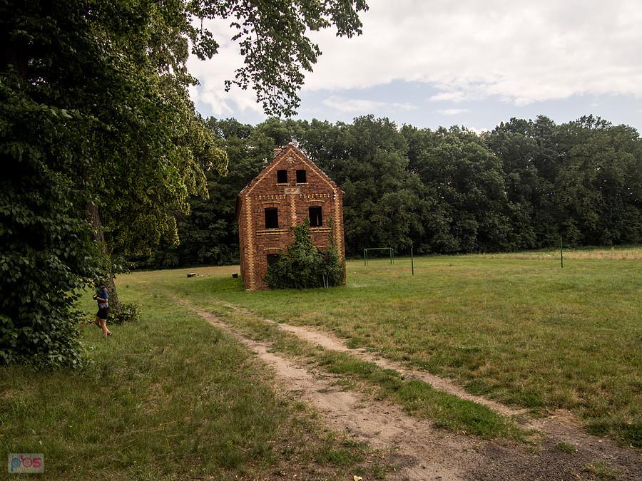 Jakieś zabudowanie przy kościele
