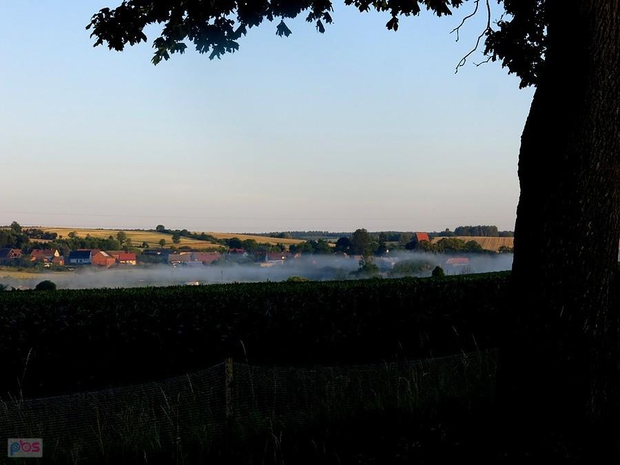 Biały welon nad wsią