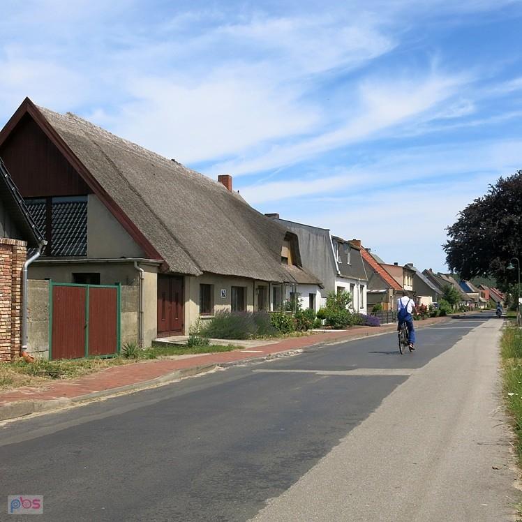 W stronę Korswandt, kolejna wioska strzechą kryta