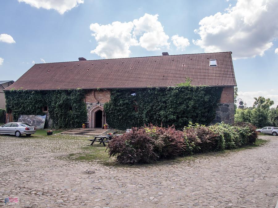 Zabudowania przy kościele w Chwarszczanach