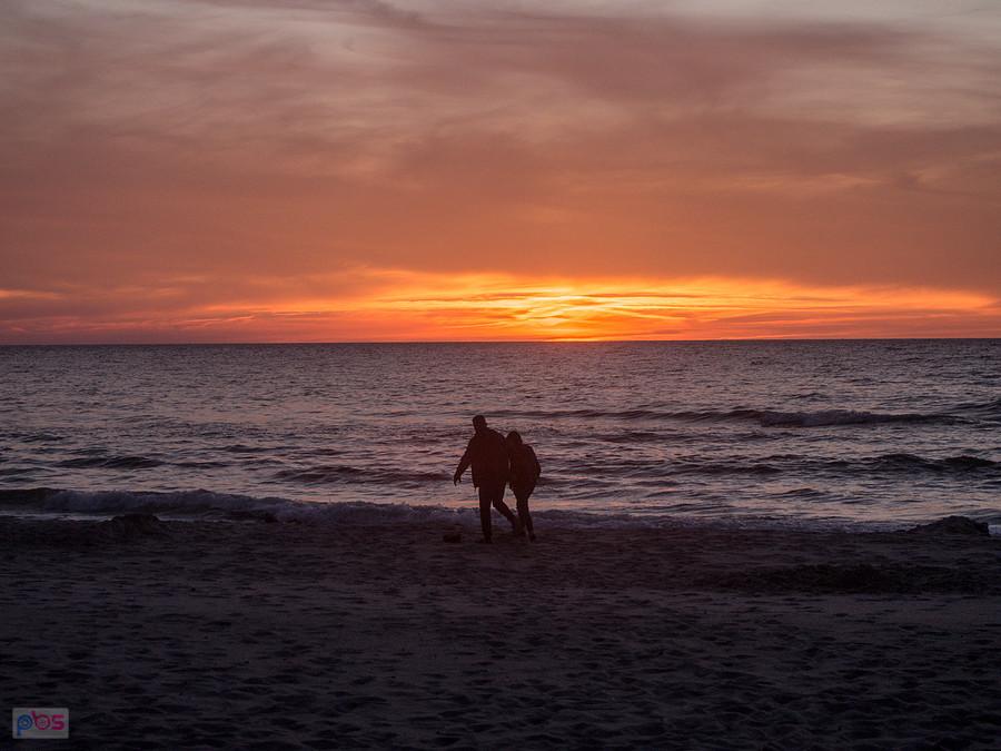 Spacerowicze na plaży
