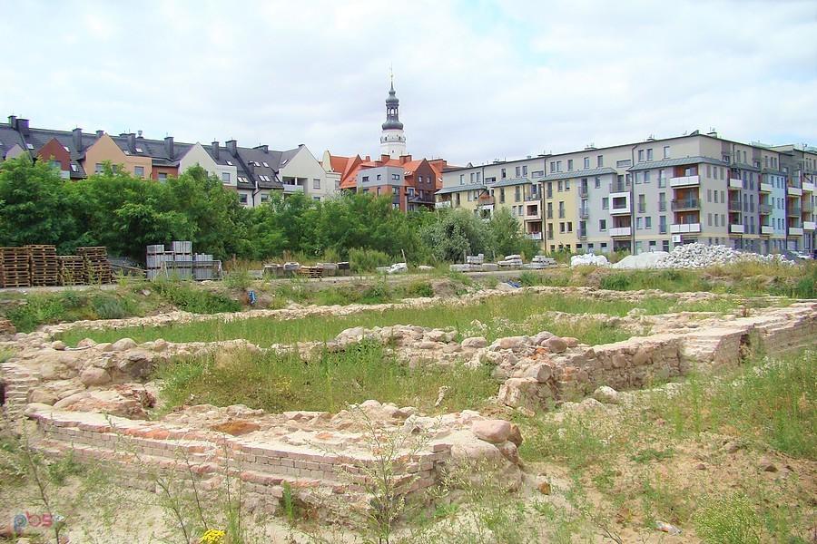 Odsłonięte fundamenty kościoła Klarysek w Głogowie.