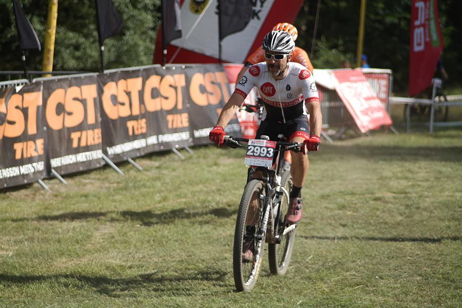 Ja, stary maratonowy wyjadacz właśnie mija metę 100 km górskiego wyzwania na MTB :)