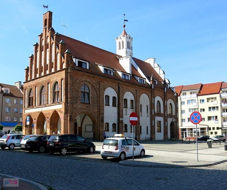 Przed Urzędem Miejskim w Kamieniu Pomorskim