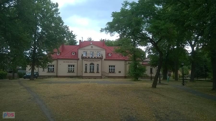 Poraj.Pałacyk mieszkalny tut. przemysłowca z lat 30 XX w. Po wojnie szkoła, obecnie Gminny Ośrodek Kultury