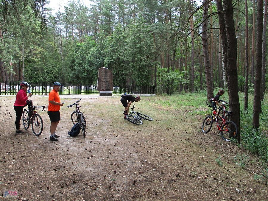 Wiktorów i Cmentarz ofiar terroru hitlerowskiego