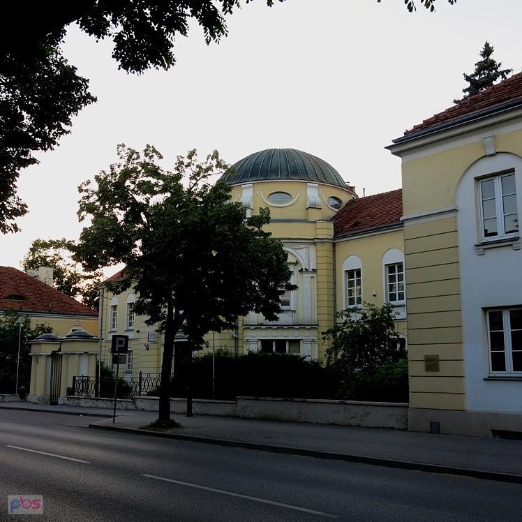 Gmach banku polskiego – wybudowany w latach 1923-1924, styl akademickiego klasycyzmu z polskimi formami architektury pałacowej we wnętrzu bogata sztukateria. Wewnętrzne schody - to jest to, co uwielbiam. Warto wejsć do środka, ot tak