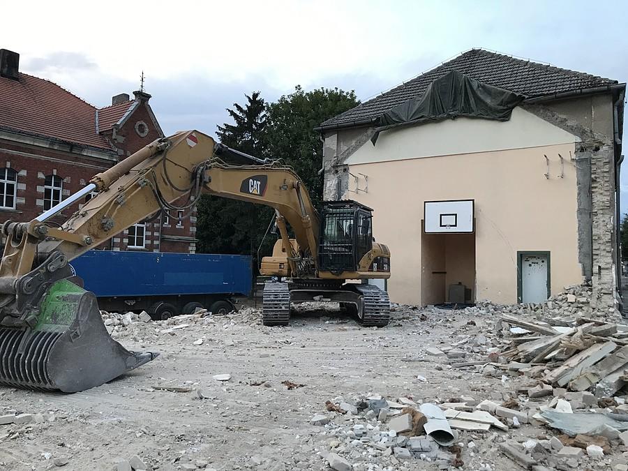 wyburzanie sali gimnastycznej w LO Czarnków
