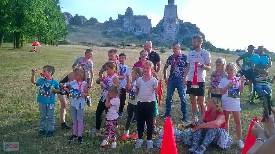 Po zakończeniu biegu - wszyscy otrzymali pamiątkowe medale