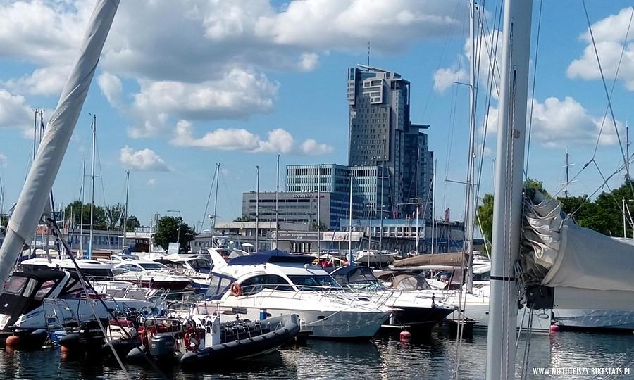 Gdyńska marina jachtowa nieopodal Sea Towers