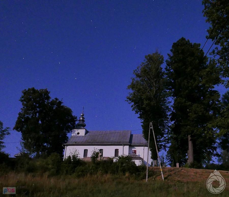 nocny kościół w Desznicy