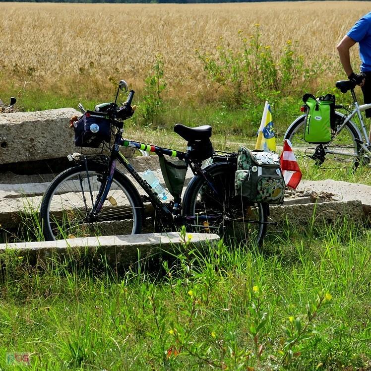 Niektórzy jadą z flagami i sakwami