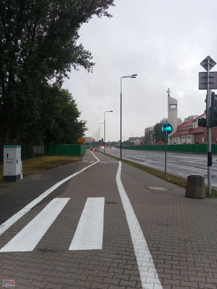 Wytyczona ddr po drugiej stronie ulicy