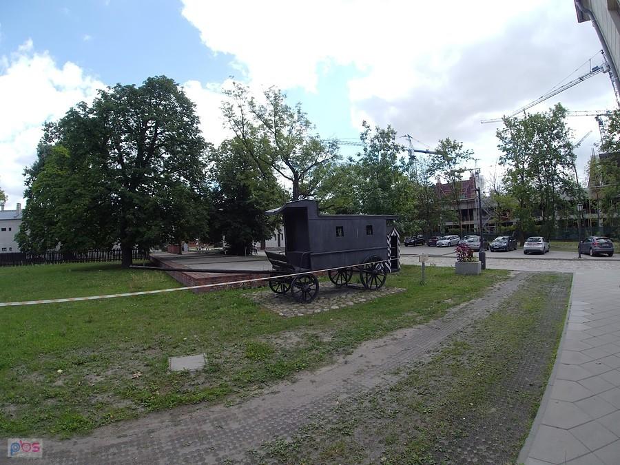 Jedzie kibitka wąską ulicą