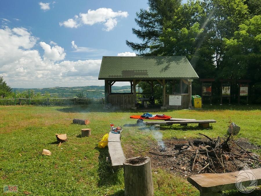 piknik aera z wiatą i widokami