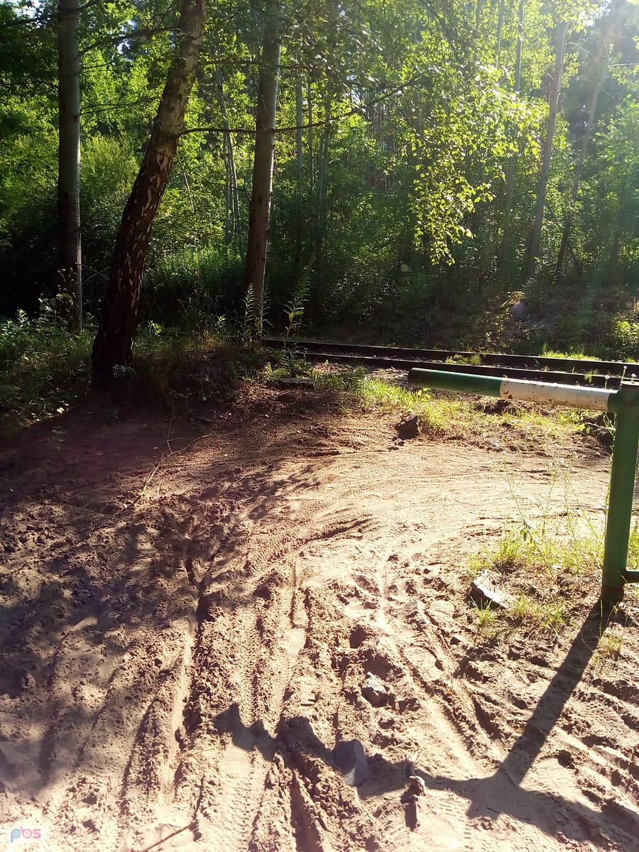Piach na leśnym przejeździe kolejowym