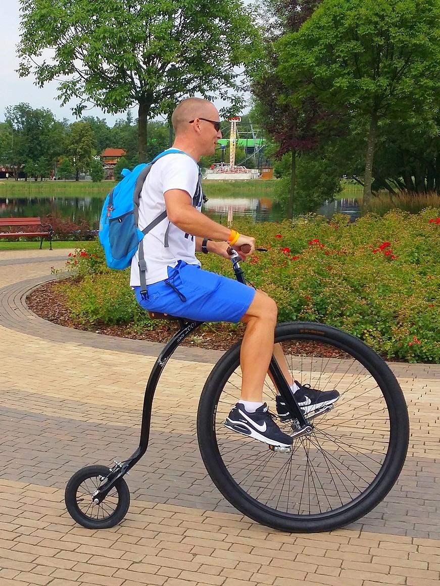 Na mini bicyklu ;)