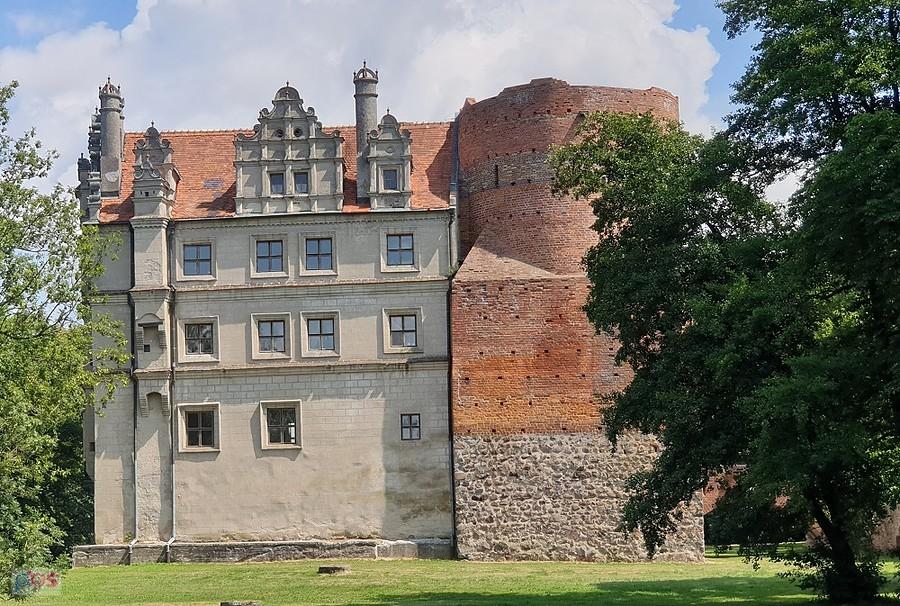 PĘZINO (niem.Pansin) Zabytkowy zamek z k. XIV w.
