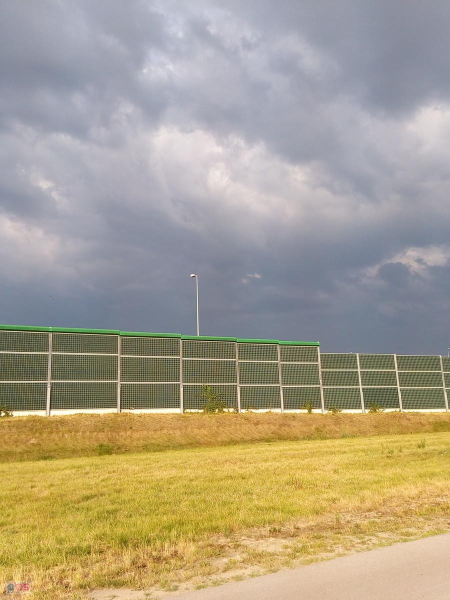 Czarne chmury nad S8