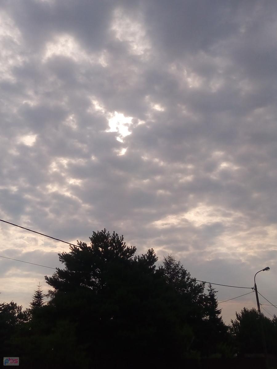 Bliżej Warszawy niebo zakryte ciemnymi chmurami
