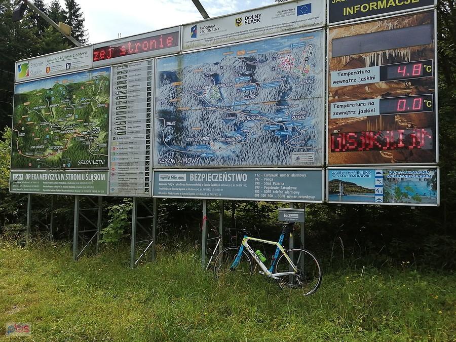 Przed jaskinią Niedźwiedzią