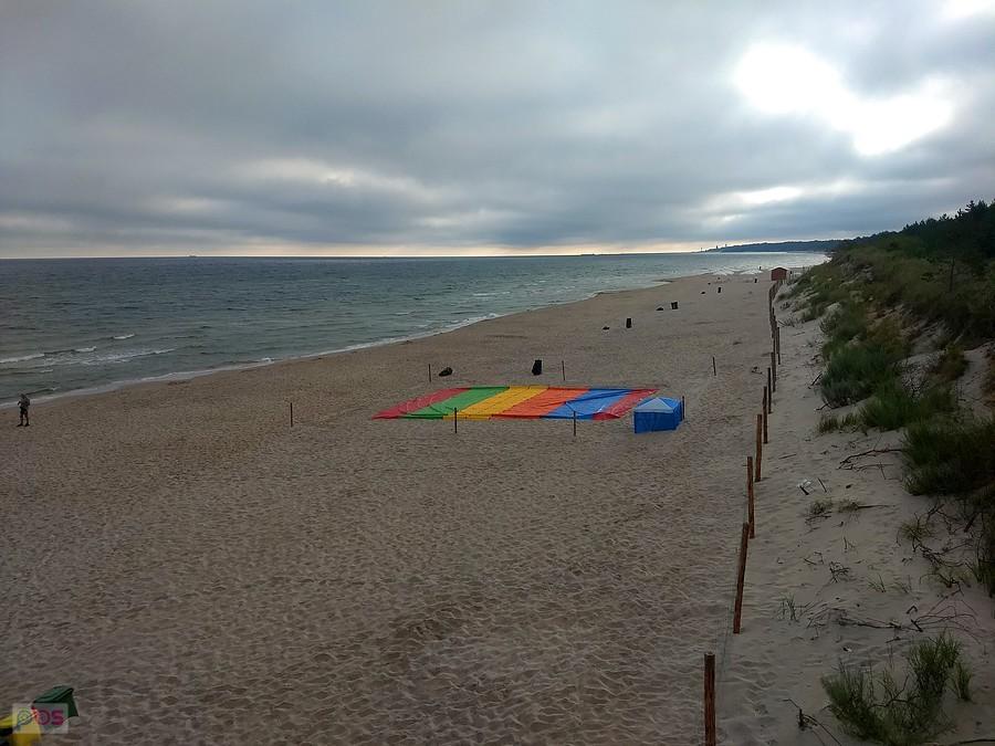Na plaży póki co pochmurno, ale zaraz ma być czyste niebo