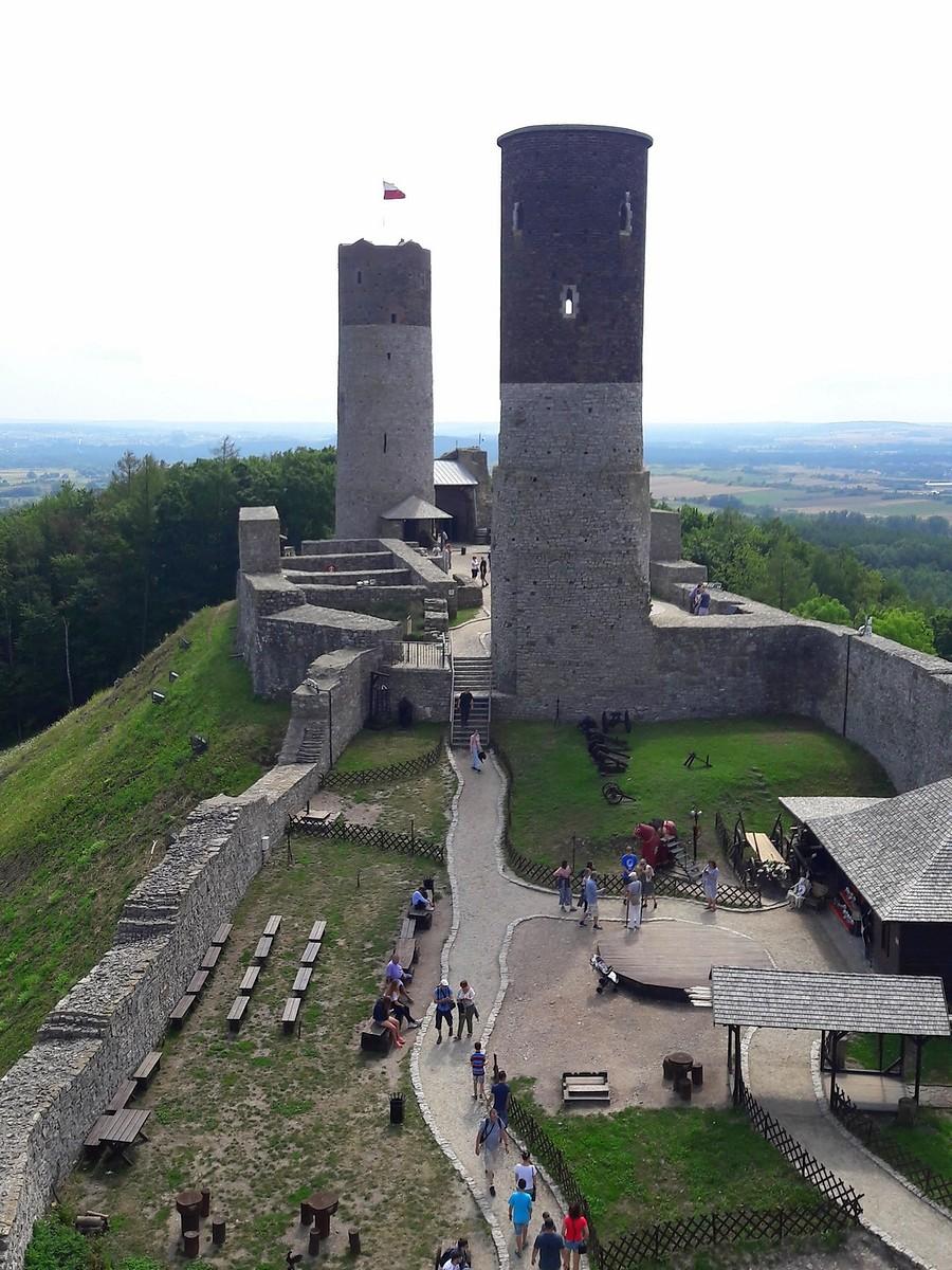 Widok z baszty zamku dolnego na zamek w Chęcinach.