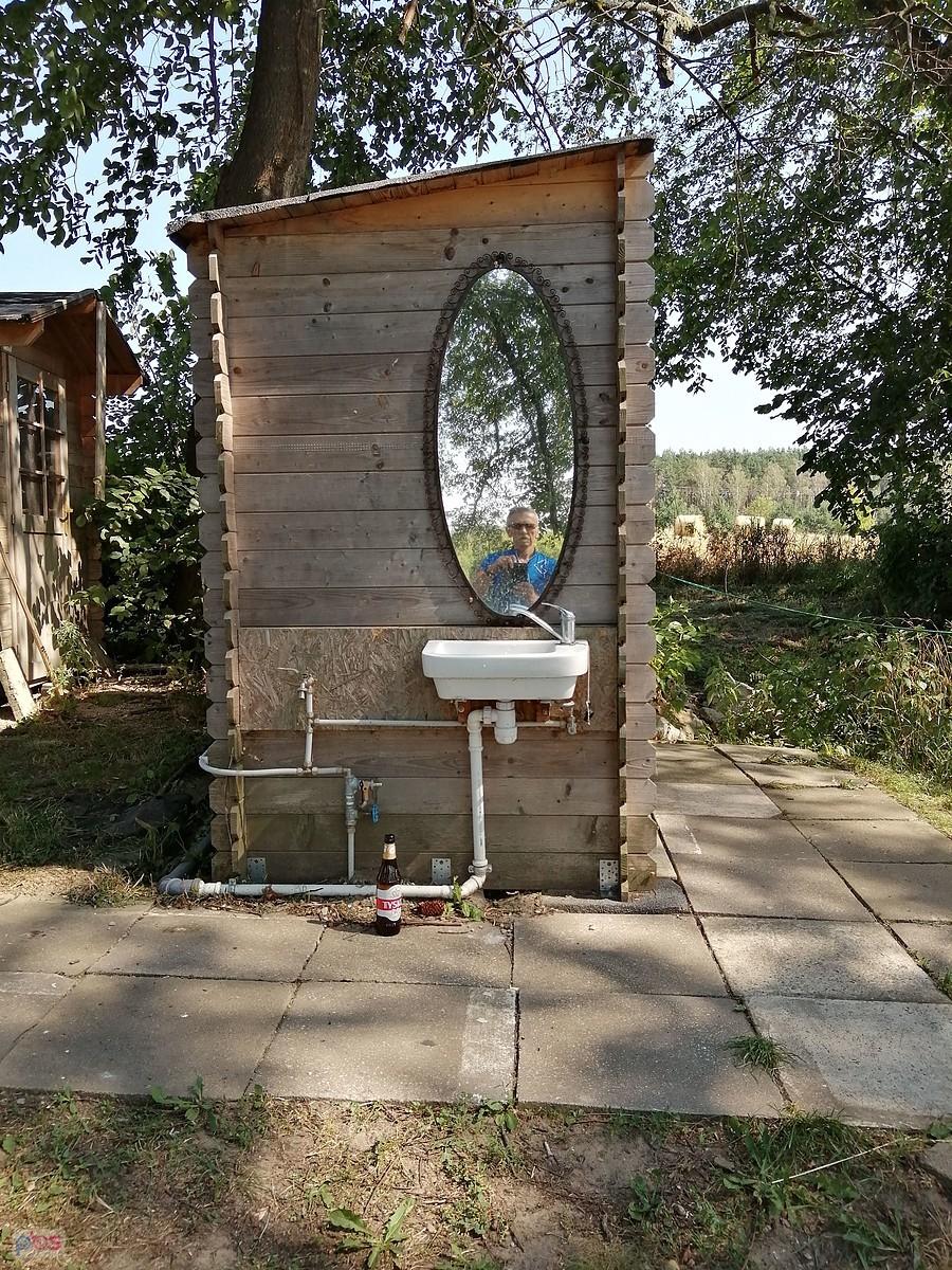 tamże ... węzeł sanitarny.