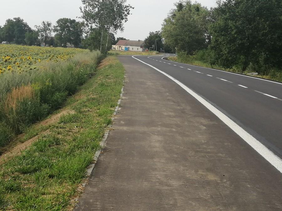 Ścieżka rowerowa za Trzebnicą ciągnąca się spory kawałek.