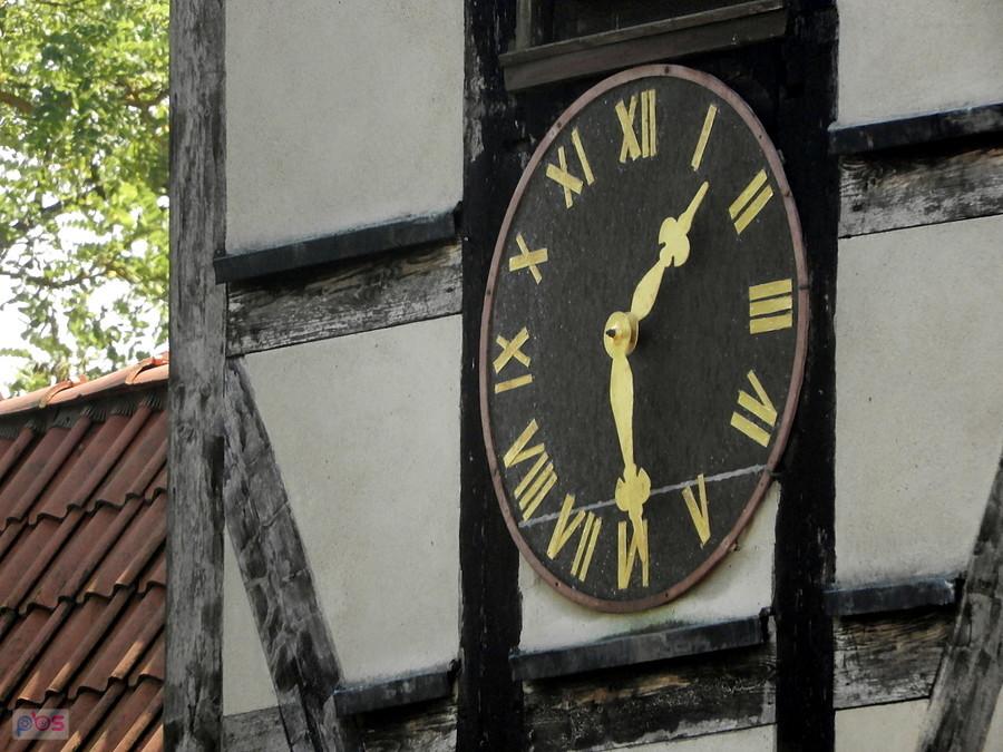 Działający zegar na starym kościółku w Rieth.