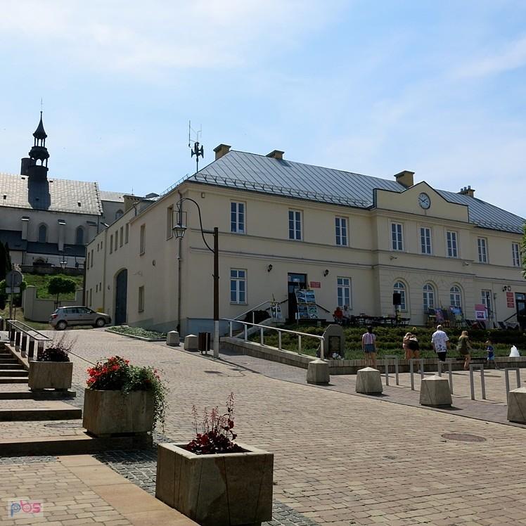 Przed Urzędem Miasta i Gminy w Chęcinach